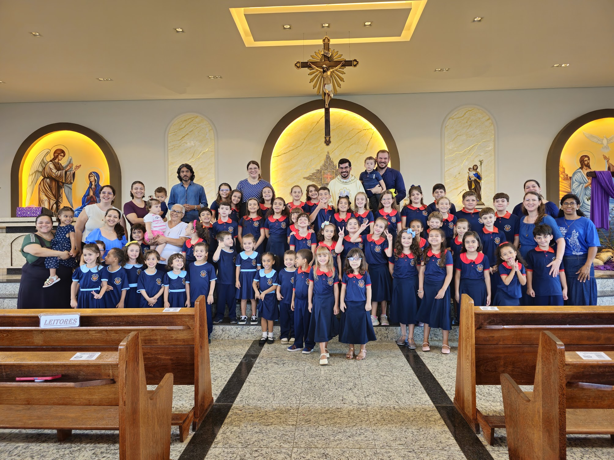 Alunos em celebração eucarística
